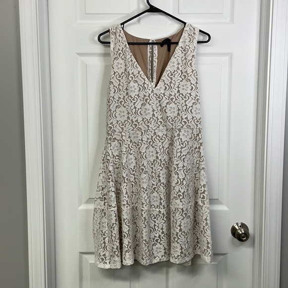 BCBGMaxAzria Dresses & Skirts - BCBG Maxazria White and Cream Lace Sleeveless Dress Size Large